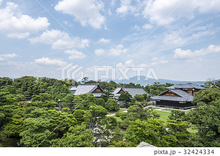二条城の本丸御殿を天守閣跡から望む 32424334
