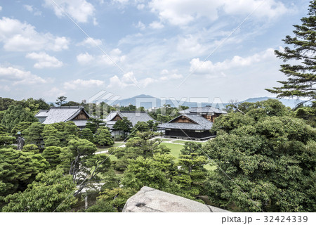 二条城の本丸御殿を天守閣跡から望む 32424339