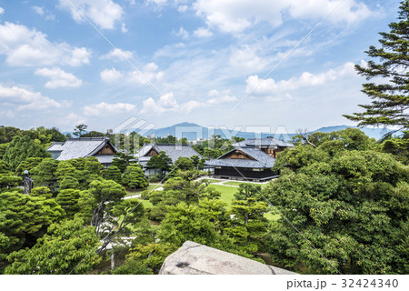 二条城の本丸御殿を天守閣跡から望む 32424340