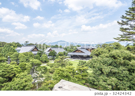 二条城の本丸御殿を天守閣跡から望む 二条城の本丸御殿を天守閣跡から望む 32424342