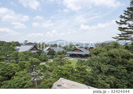 二条城の本丸御殿を天守閣跡から望む 二条城の本丸御殿を天守閣跡から望む 32424344