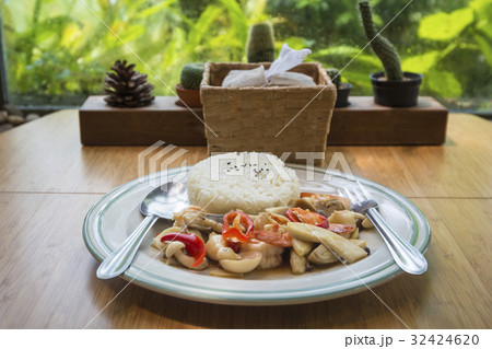 Fried fresh mushrooms with shrimp 32424620