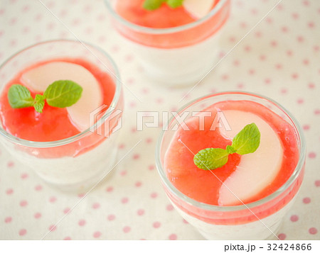 桃のムース ピーチメルバソースかけ 水玉背景(横位置ハイアングル) 桃のムース ピーチメルバソースかけ 水玉背景(横位置ハイアングル) 32424866