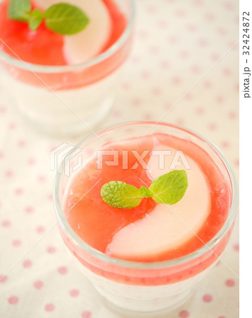 桃のムース ピーチメルバソースかけ 水玉背景 ペアバージョン (ハイアングル) 桃のムース ピーチメルバソースかけ 水玉背景 ペアバージョン (ハイアングル) 32424872