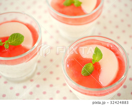 桃のムース ピーチメルバソース 水玉背景 (ハイアングル) 桃のムース ピーチメルバソース 水玉背景 (ハイアングル) 32424883