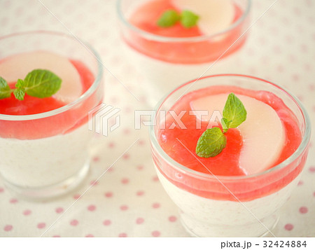 桃のムース ピーチメルバソース 水玉背景 (アップ) 桃のムース ピーチメルバソース 水玉背景 (アップ) 32424884