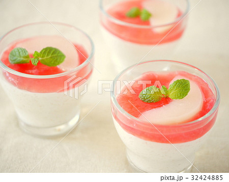 桃のムース ピーチメルバソース (横位置) 桃のムース ピーチメルバソース (横位置) 32424885