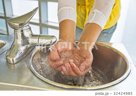 手 水道水 32424985