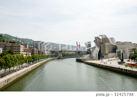スペインビルバオ　川沿いに立つグッゲンハイム美術館 32425798