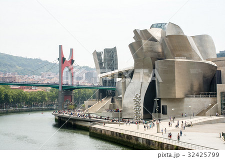 スペインビルバオ　川沿いに立つグッゲンハイム美術館 32425799