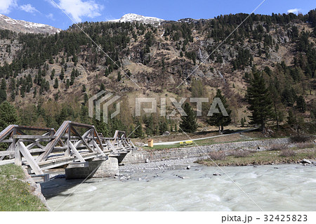 alpine landscape at Roseg Valley, Switzerland  32425823