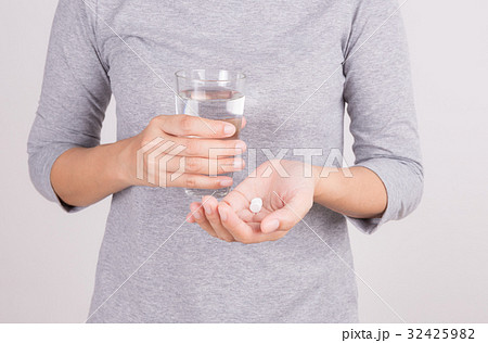 Woman's hand with medicine and glass 32425982