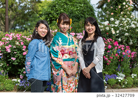 振袖を着た女性と家族の記念写真 振袖を着た女性と家族の記念写真 32427709