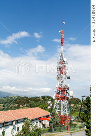 山の上に立つ電波塔 スペインビルバオにて 山の上に立つ電波塔 スペインビルバオにて 32428934