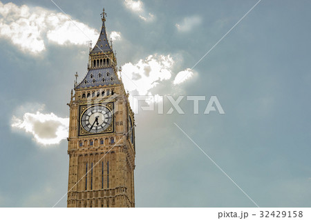 Tower of Big Ben in front of bright clouds Tower of Big Ben in front of bright clouds 32429158
