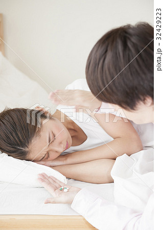 看病するカップルの写真素材