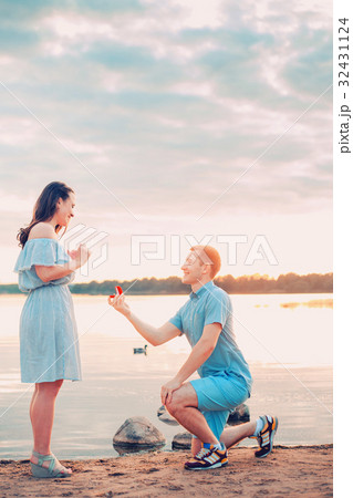 Marriage proposal on sunset Marriage proposal on sunset 32431124