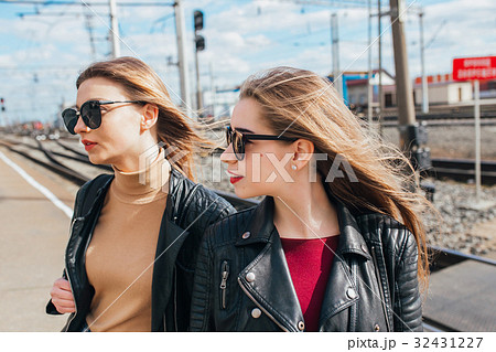 Beautiful fashion women posing.Trendy lifestyle  32431227