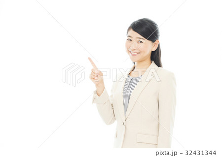 ビジネスウーマン　指さし　白バック 32431344