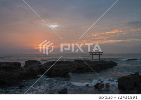 【茨城県】夜明けの神磯(かみいそ)の鳥居 【茨城県】夜明けの神磯(かみいそ)の鳥居 32431891