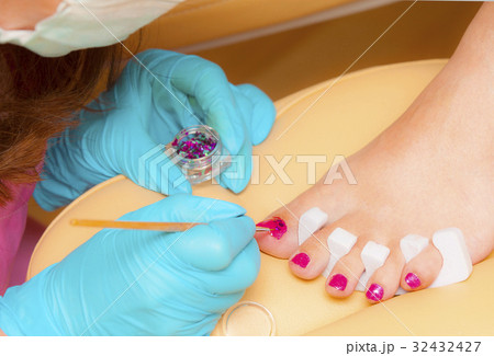 Master does a pedicure in a beauty salon. 32432427