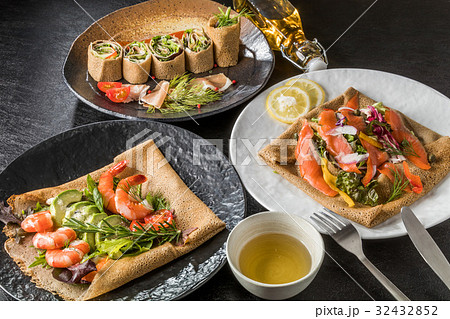 そば粉のクレープ ガレット galette French food そば粉のクレープ ガレット galette French food 32432852