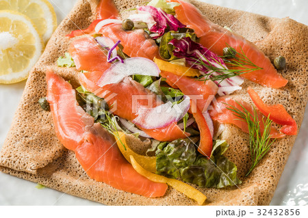 そば粉のクレープ　ガレット　 galette French food 32432856