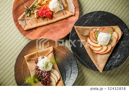 そば粉のクレープ ガレット galette French food そば粉のクレープ ガレット galette French food 32432858