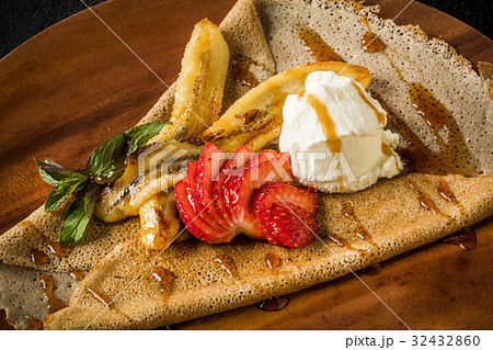 そば粉のクレープ　ガレット　 galette French food 32432860