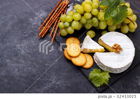 cheese platter snacks and wine 32433025