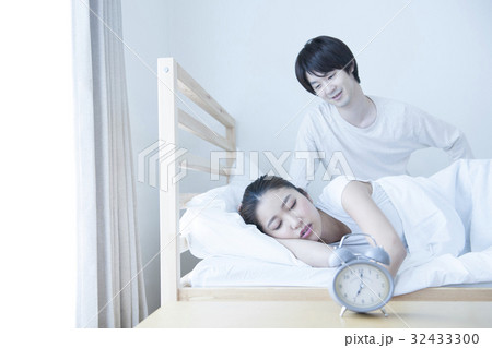目覚まし時計　朝　起床　朝寝坊 32433300