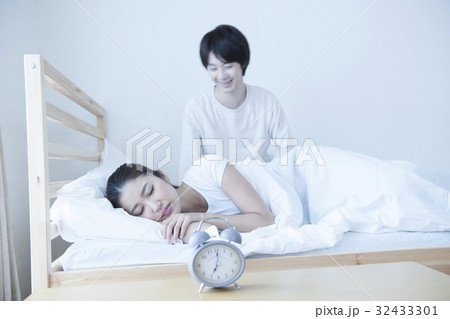 目覚まし時計　朝　起床　朝寝坊 32433301