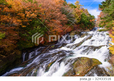 中禅寺湖に流れ込む竜頭ノ滝、秋、紅葉 32433516