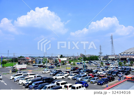 大型商業施設の駐車場 32434016