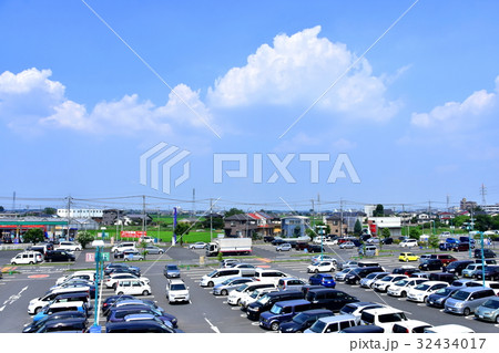 大型商業施設の駐車場 32434017