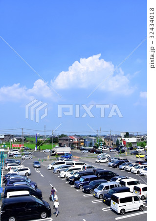 大型商業施設の駐車場 大型商業施設の駐車場 32434018