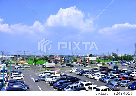 大型商業施設の駐車場 32434019