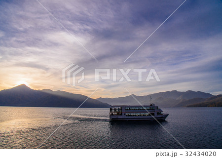 【栃木県】中禅寺湖夕景、観光船 32434020