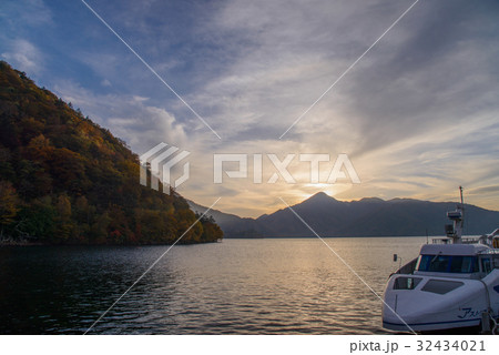 【栃木県】中禅寺湖夕景、観光船 【栃木県】中禅寺湖夕景、観光船 32434021