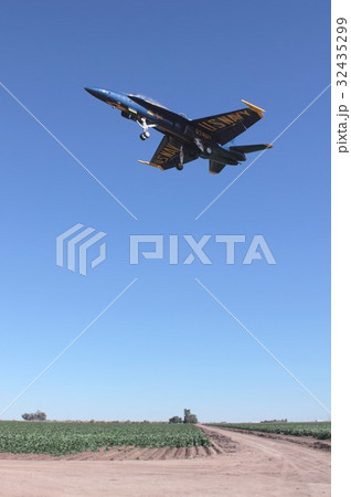 カリフォルニアの青空飛行する米海軍ブルーエンジェルス曲技飛行チームのFA-18Cホーネット戦闘攻撃機 32435299