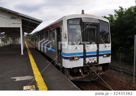 ＪＲ西日本　山陰本線　仁万駅 32435362