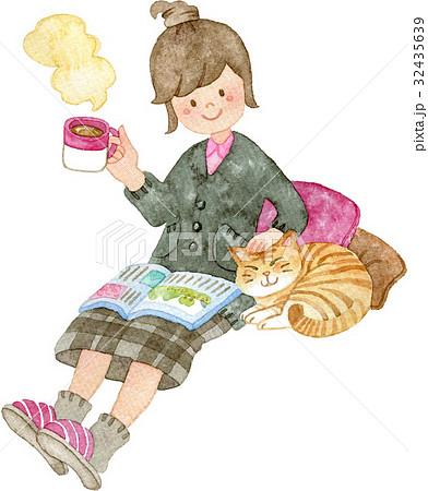 丸くなる猫とコーヒーカップを持ってソファでくつろぐ女性 32435639