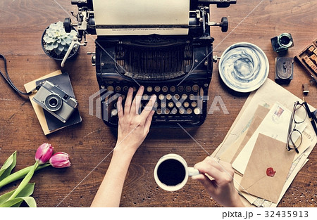 Writer table desk with old fashioned equipment Writer table desk with old fashioned equipment 32435913