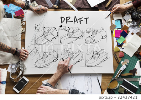 Shoe production procedure sketch drawing Shoe production procedure sketch drawing 32437421
