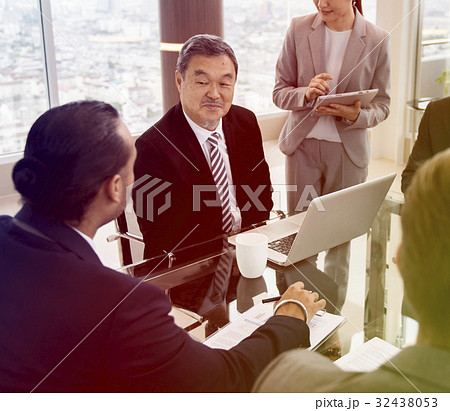 Photo Gradient Style with Business Discussion Meeting Presentation Briefing Photo Gradient Style with Business Discussion Meeting Presentation Briefing 32438053