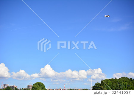 青空、雲、小さく飛行機、飛行機雲とさらに小さく飛行機、7月中旬 32441057