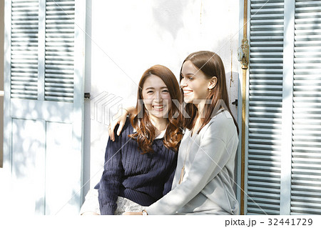 日本人女性 外国人女性 日本人女性 外国人女性 32441729