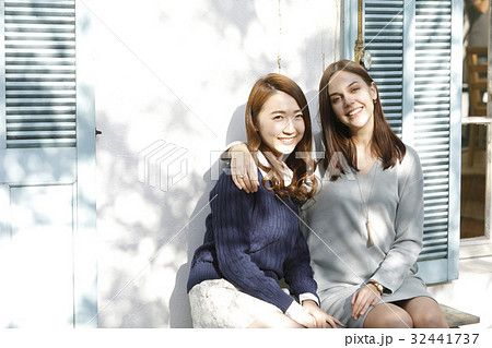 日本人女性 外国人女性の写真素材