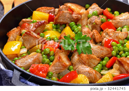 fried meat with green peas, onion, bell peppers 32441745