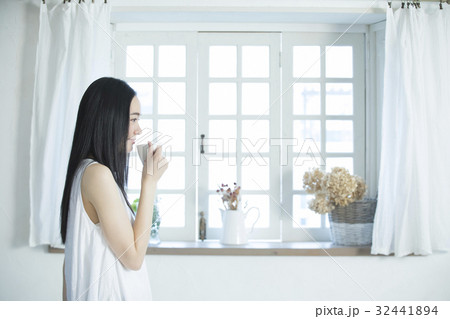 マグカップを持つ女性 32441894